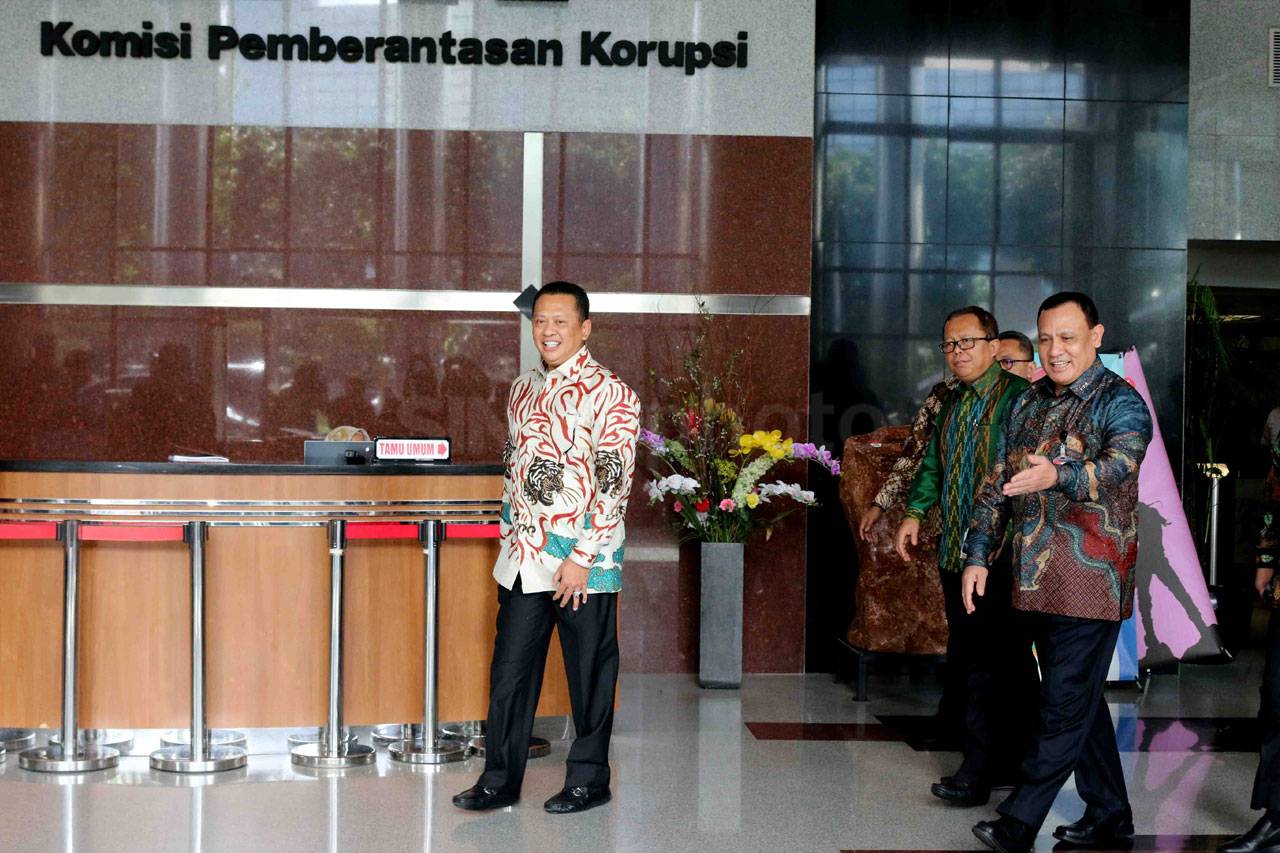 Pimpinan MPR Sambangi...