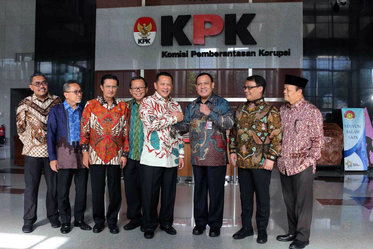 Pimpinan MPR Sambangi...