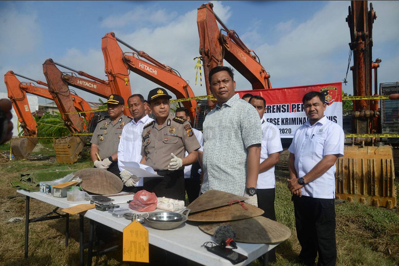 Polda Aceh Sita Ekskavator...