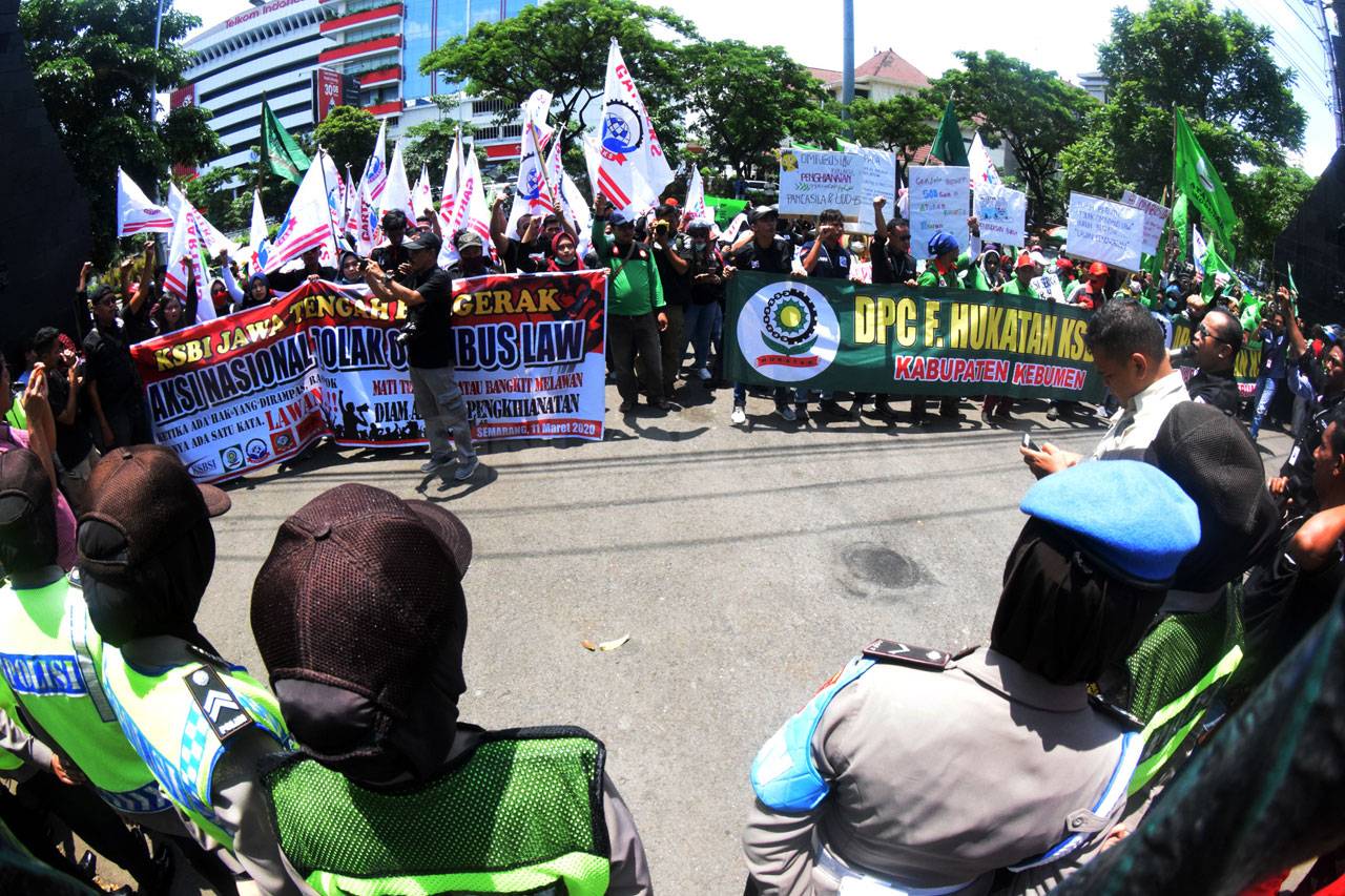 Ratusan Buruh Jateng...