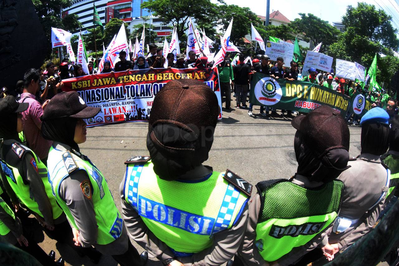 Ratusan Buruh Jateng...