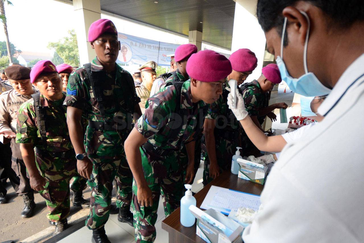 TNI-Polri Bersih-Bersih...