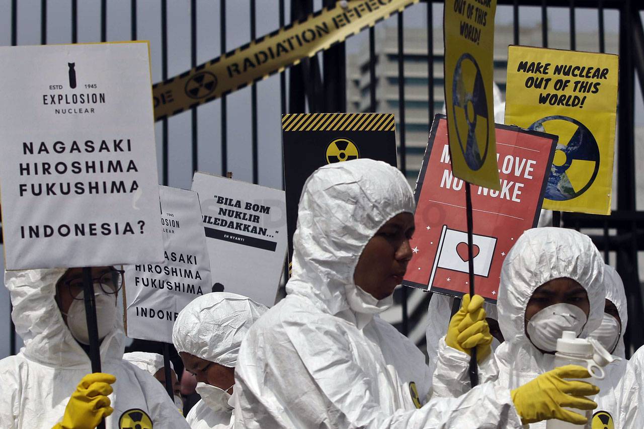 Greenpeace Gelar Aksi...