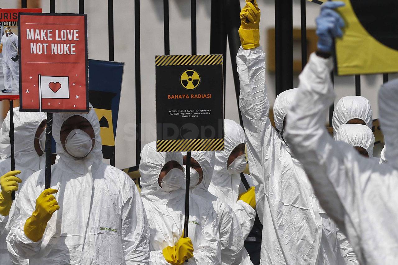 Greenpeace Gelar Aksi...