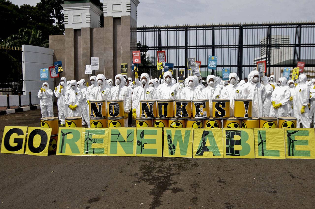 Greenpeace Gelar Aksi...