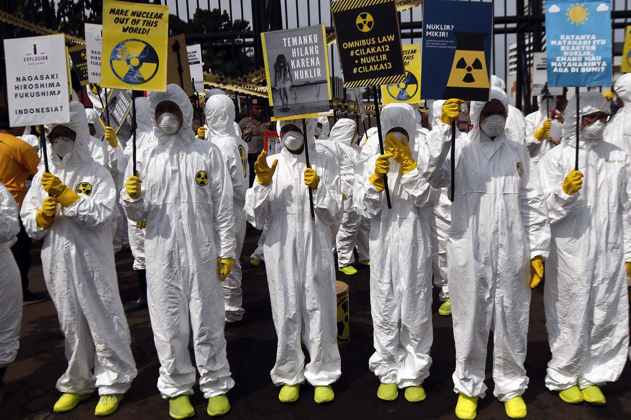 Greenpeace Gelar Aksi...