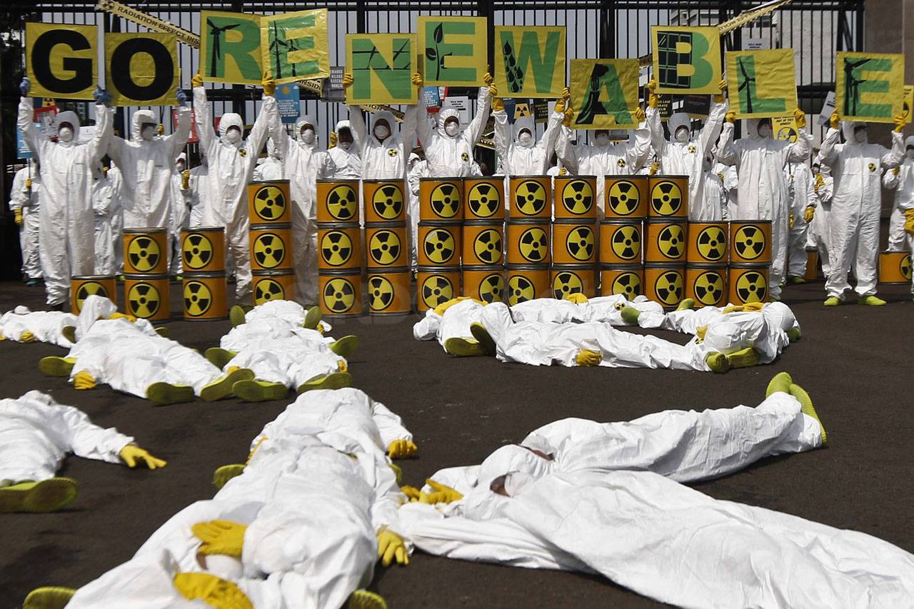 Greenpeace Gelar Aksi...
