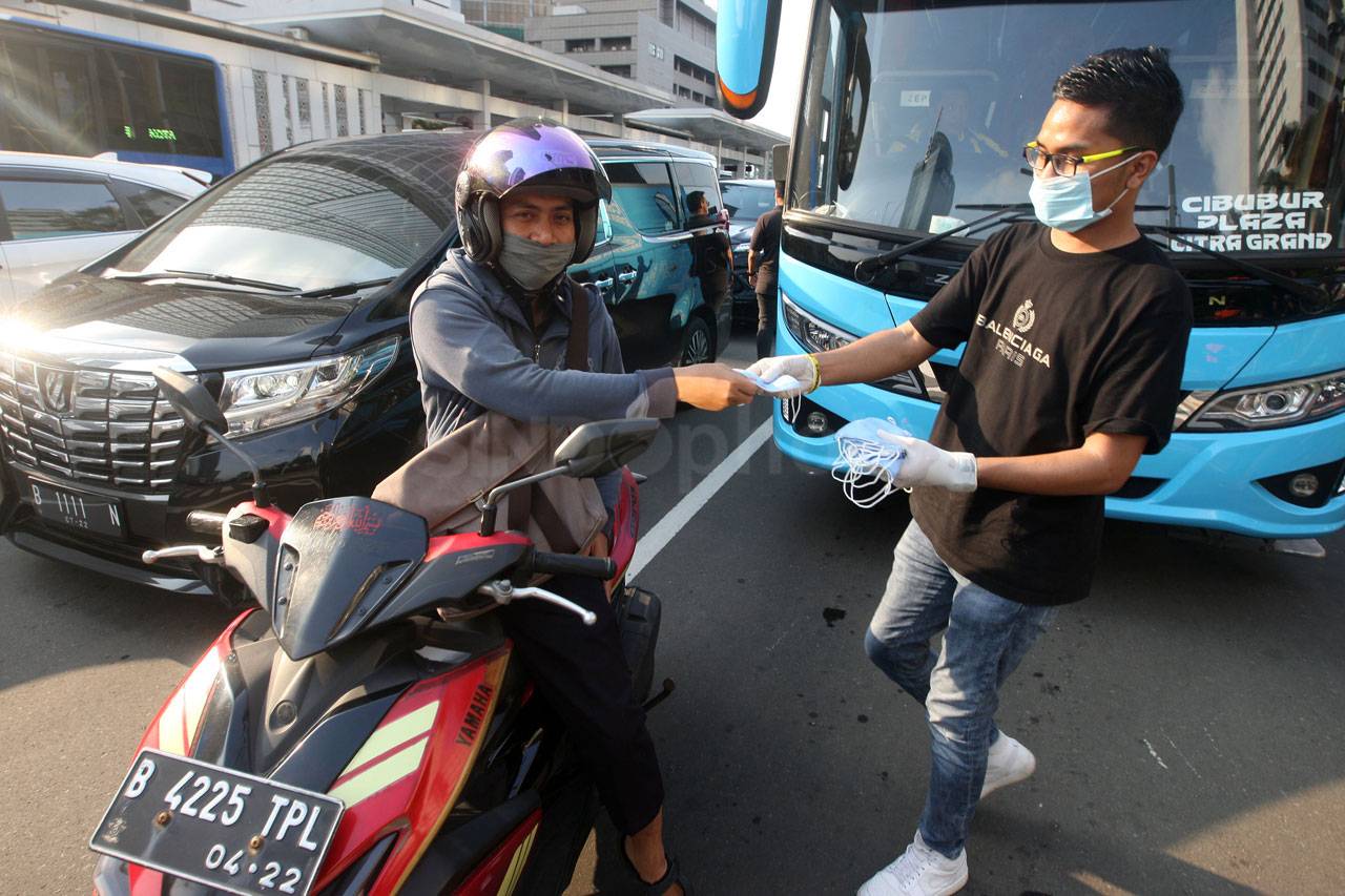 Relawan Bagikan Masker...