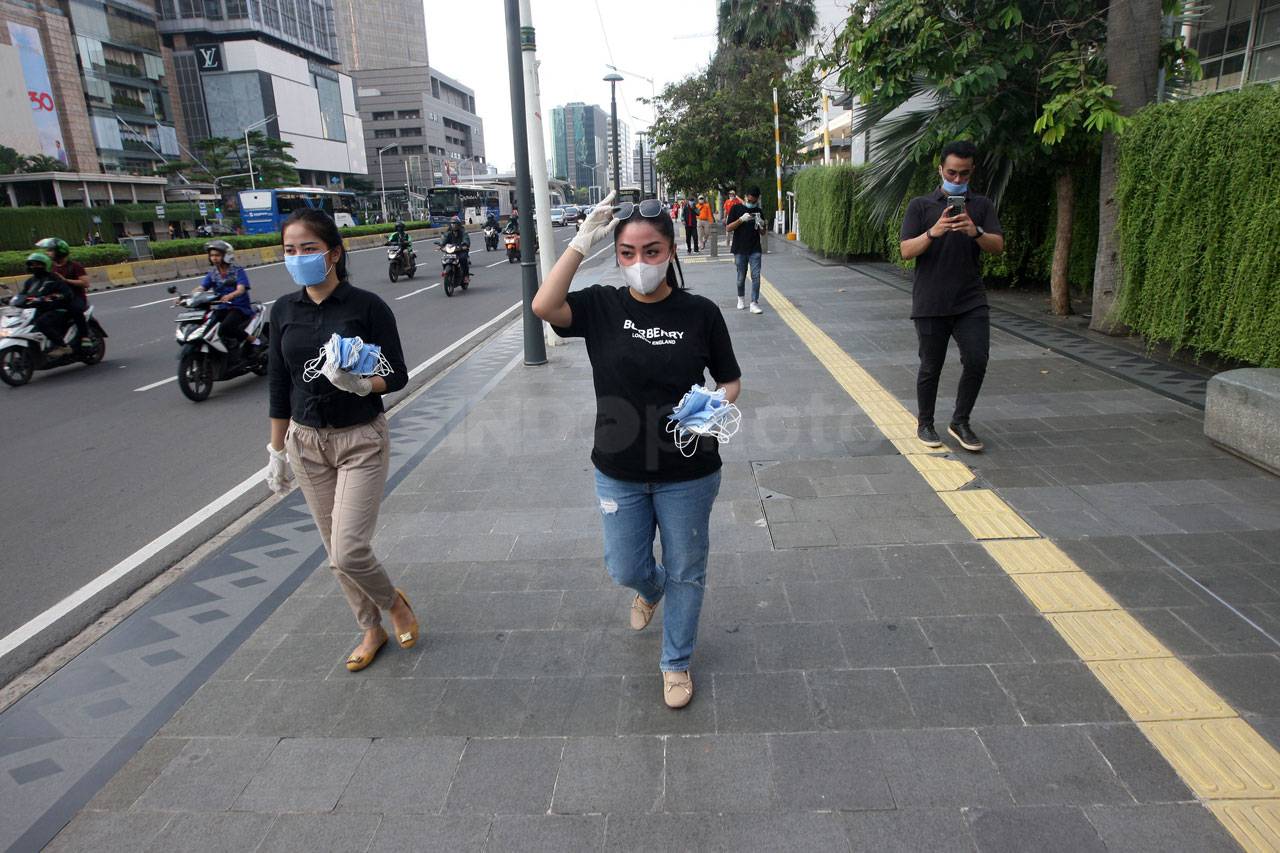 Relawan Bagikan Masker...