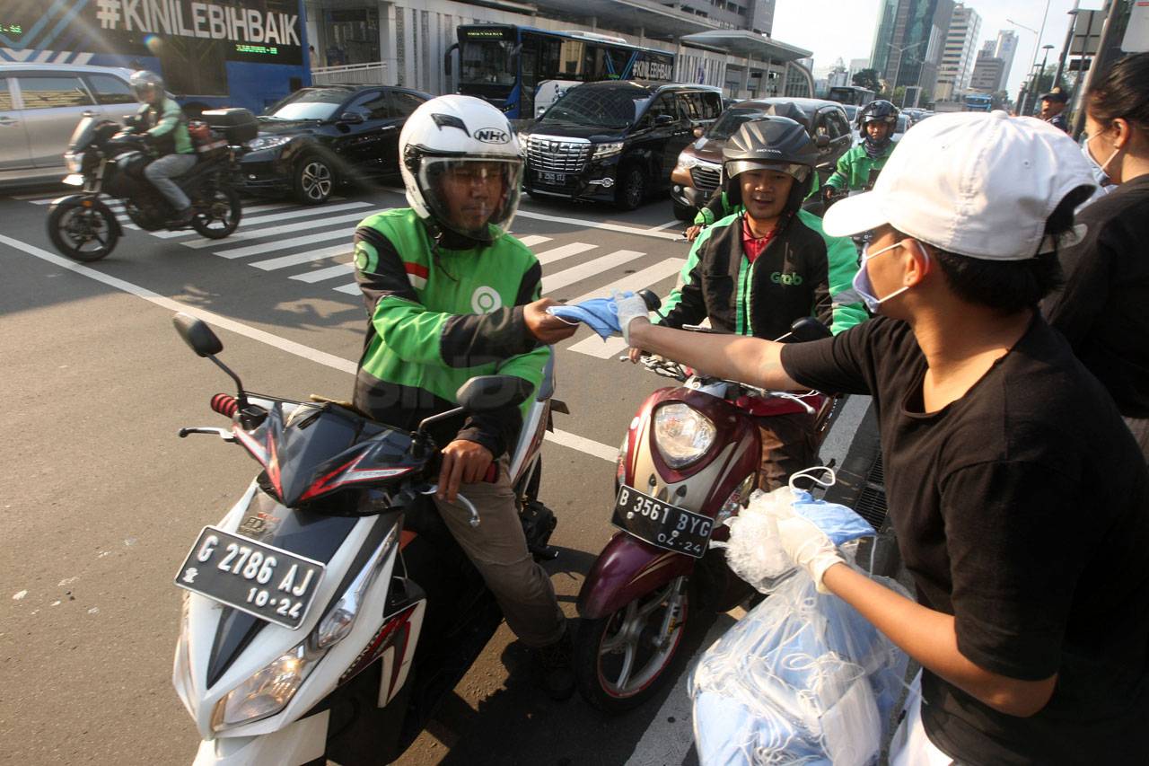 Relawan Bagikan Masker...