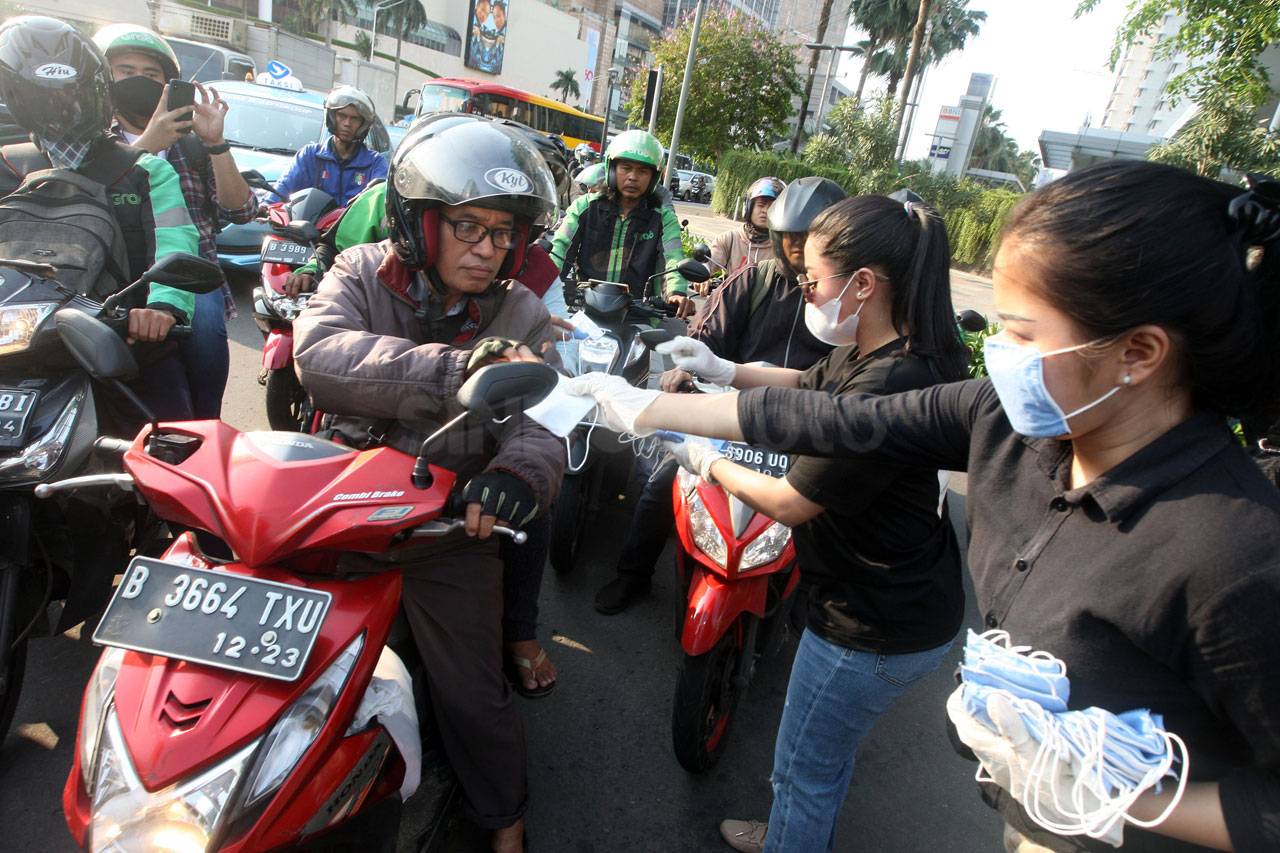 Relawan Bagikan Masker...