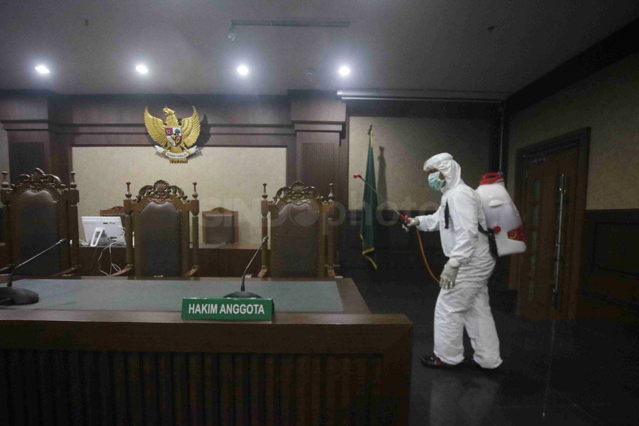 PMI Lakukan Penyemprotan...