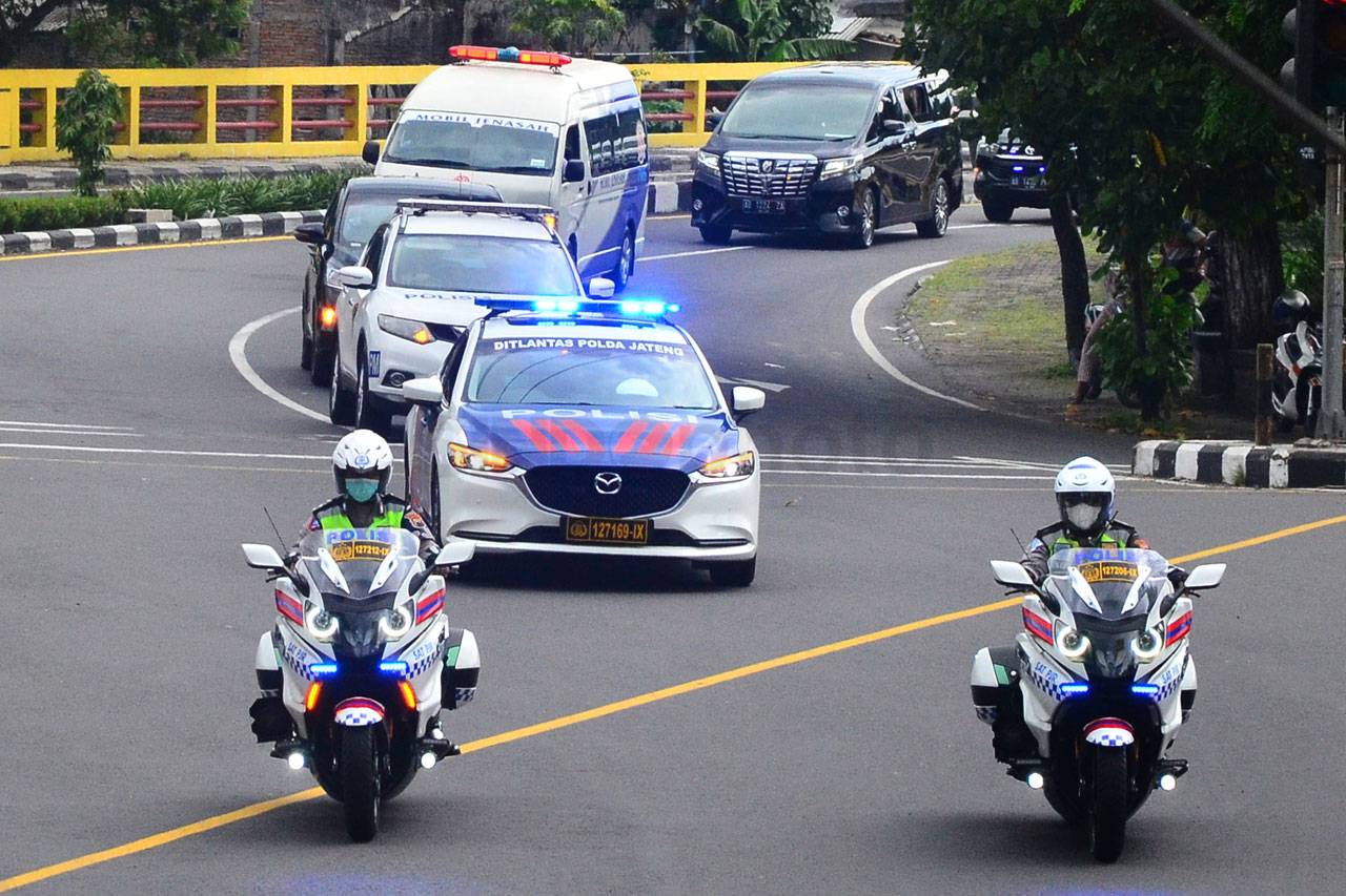 Ibunda Presiden Jokowi...