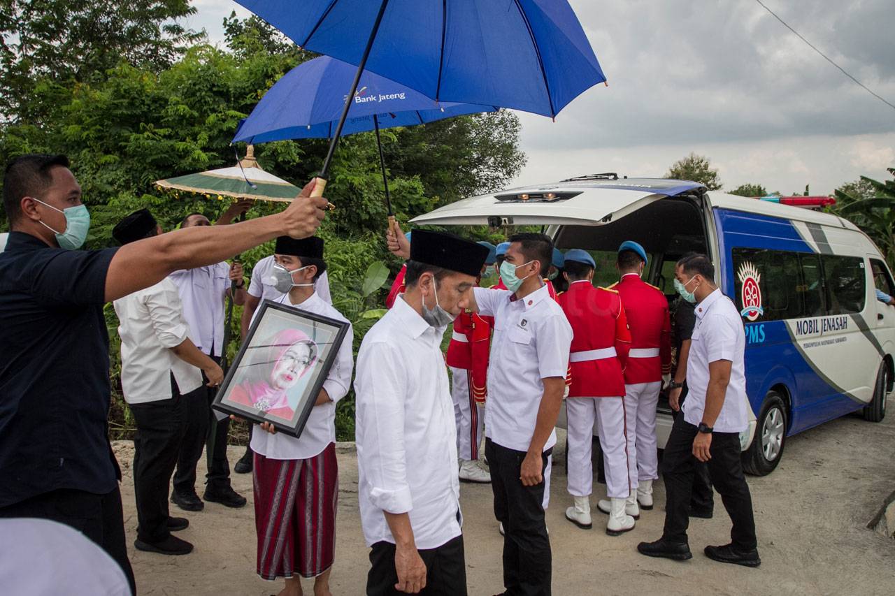 Ibunda Presiden Jokowi...