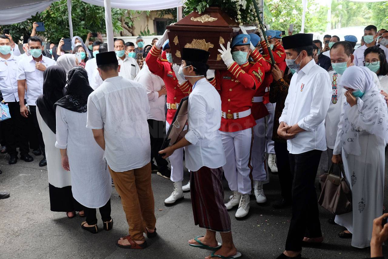 Ibunda Presiden Jokowi...