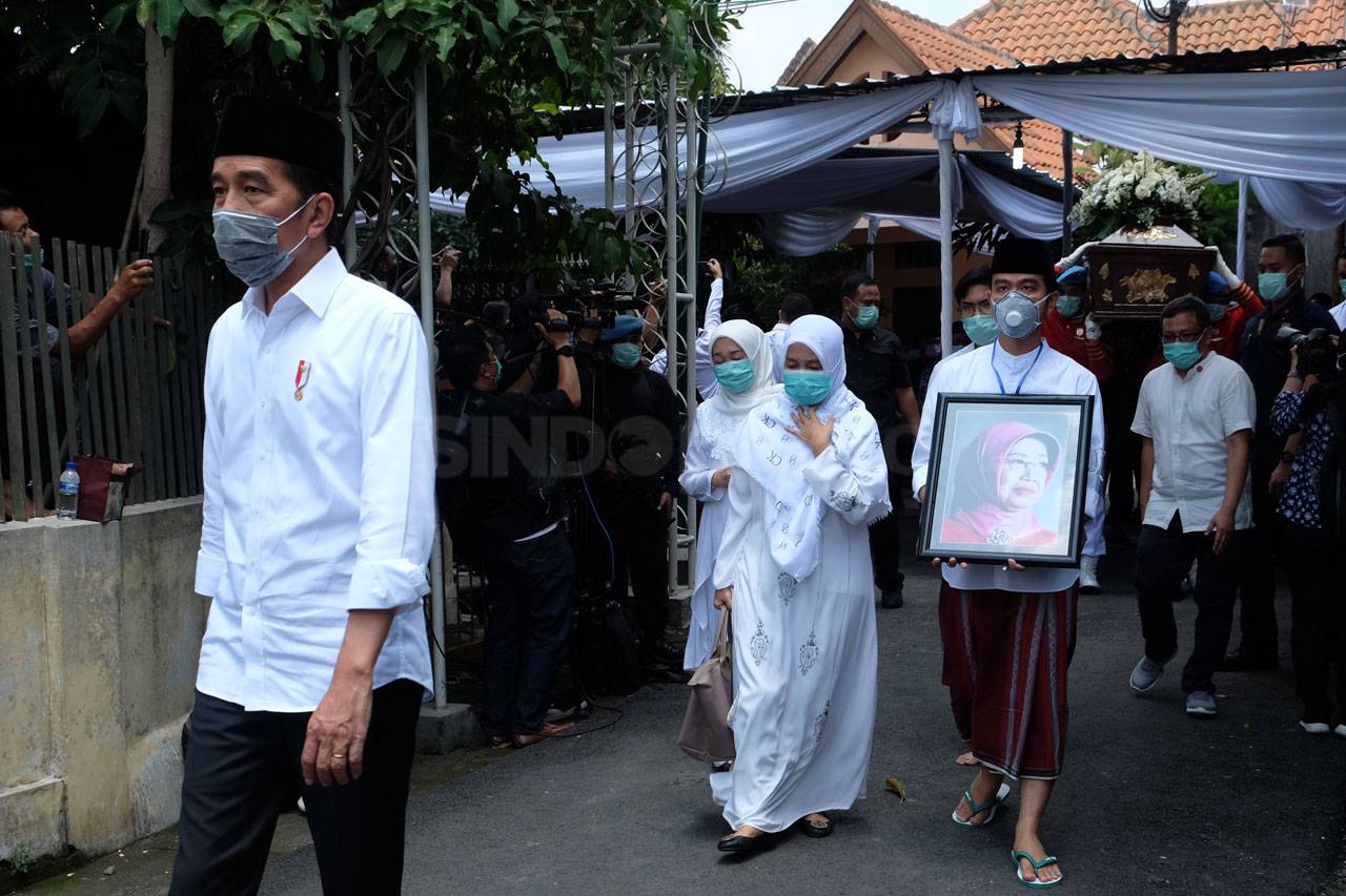 Ibunda Presiden Jokowi...