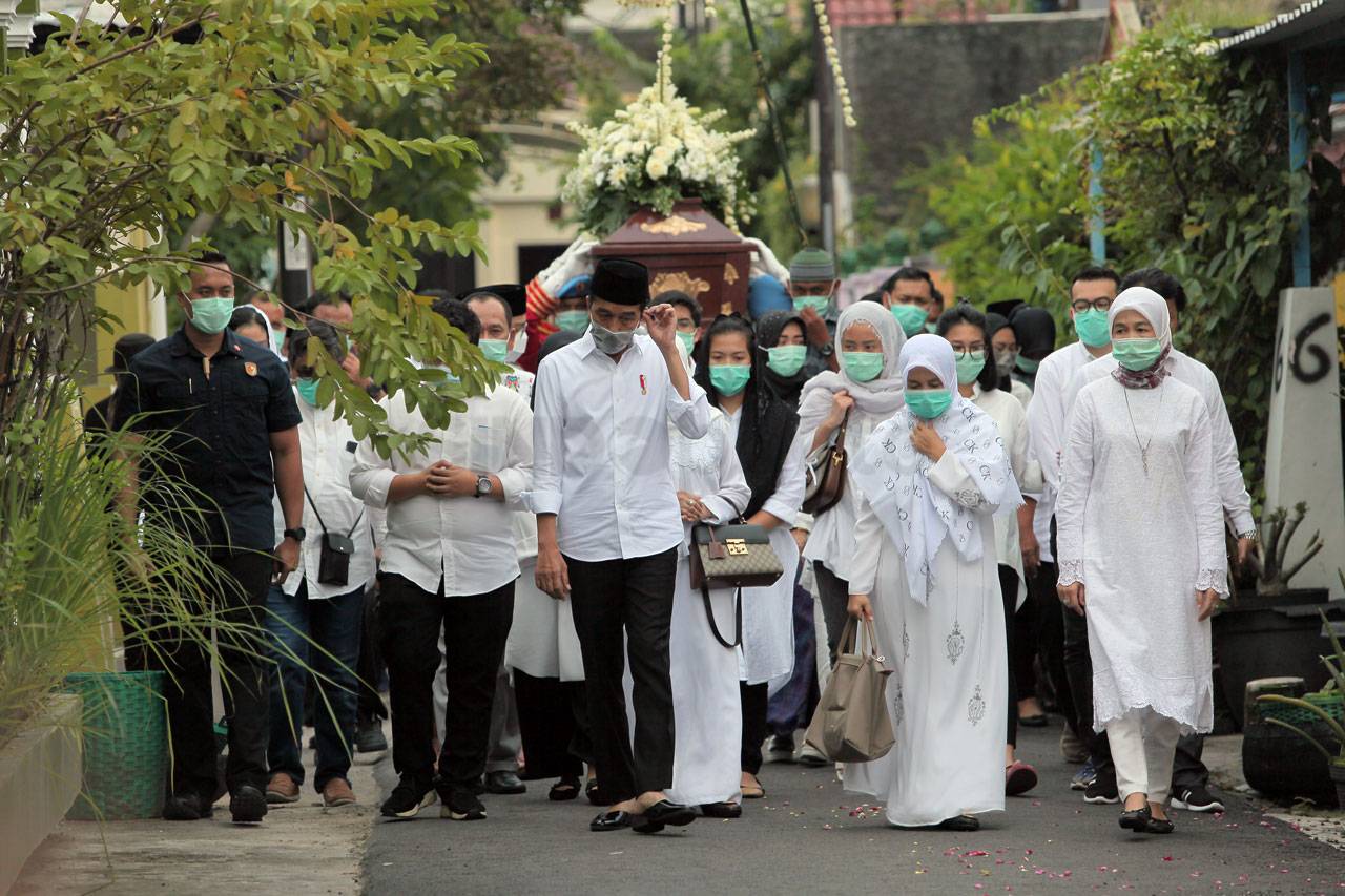 Ibunda Presiden Jokowi...