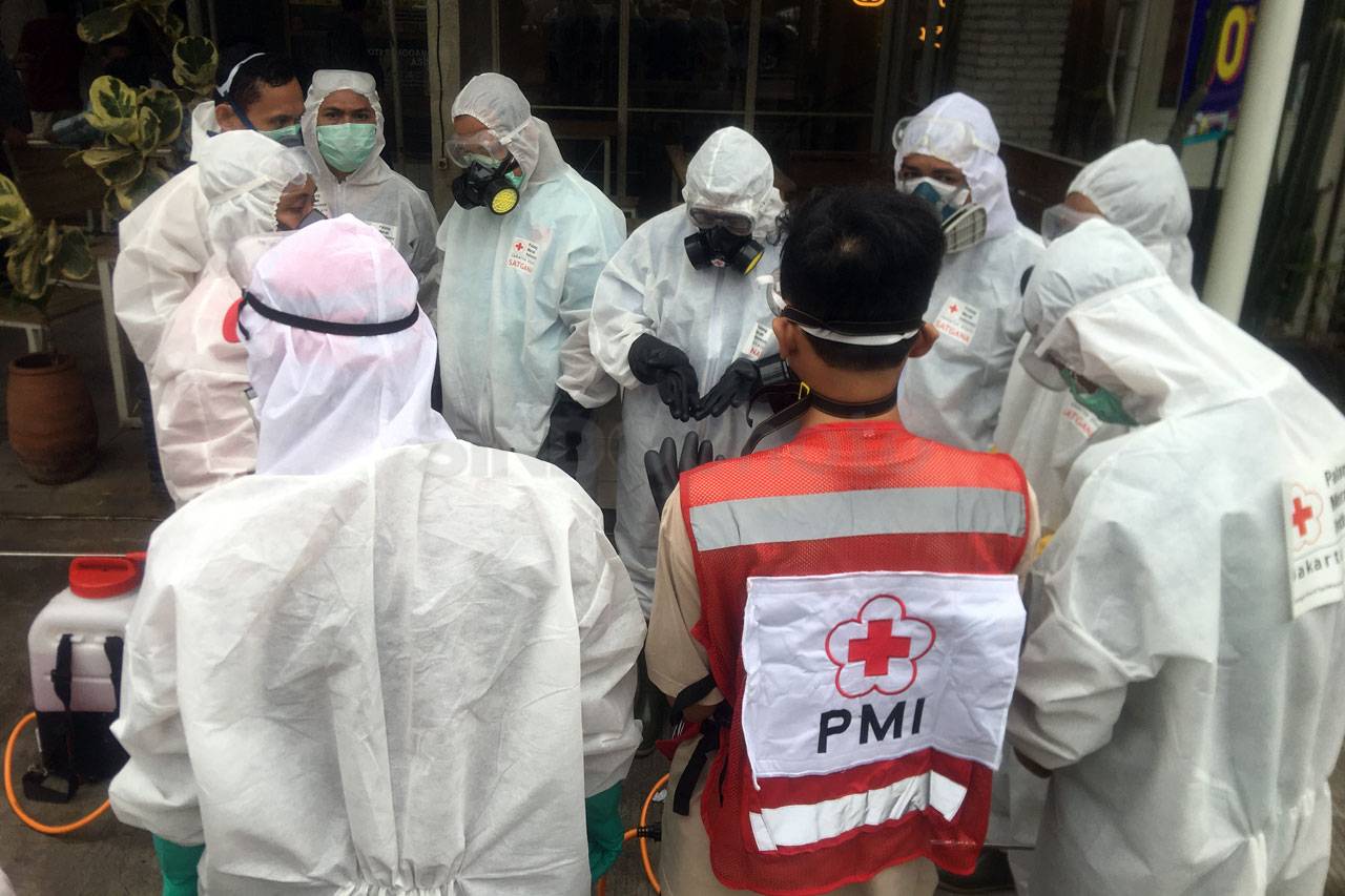 PMI Semprotkan Disinfektan...