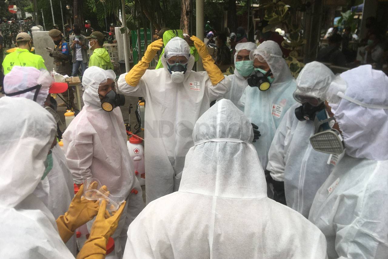 PMI Semprotkan Disinfektan...