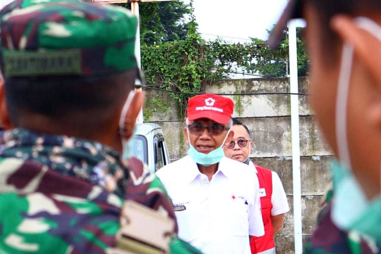 PMI Semprotkan Disinfektan...