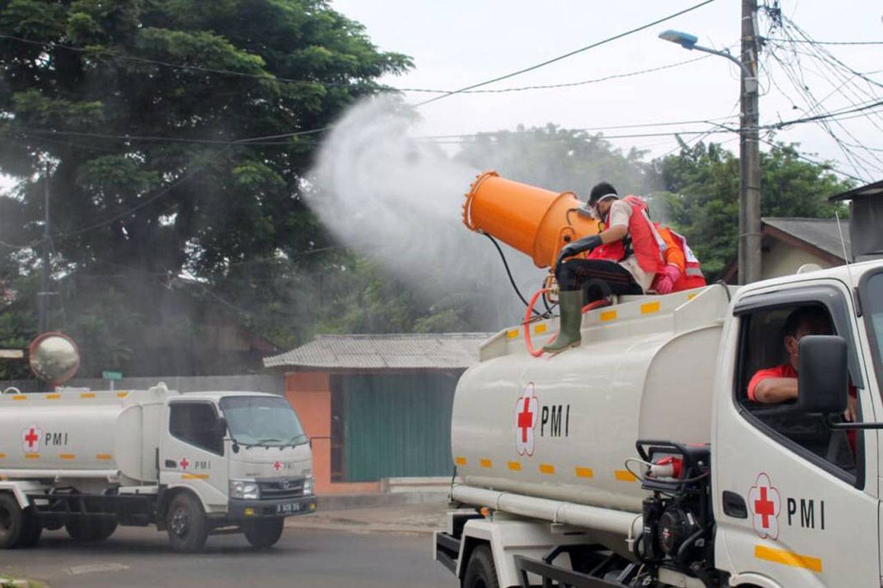 PMI Semprotkan Disinfektan...