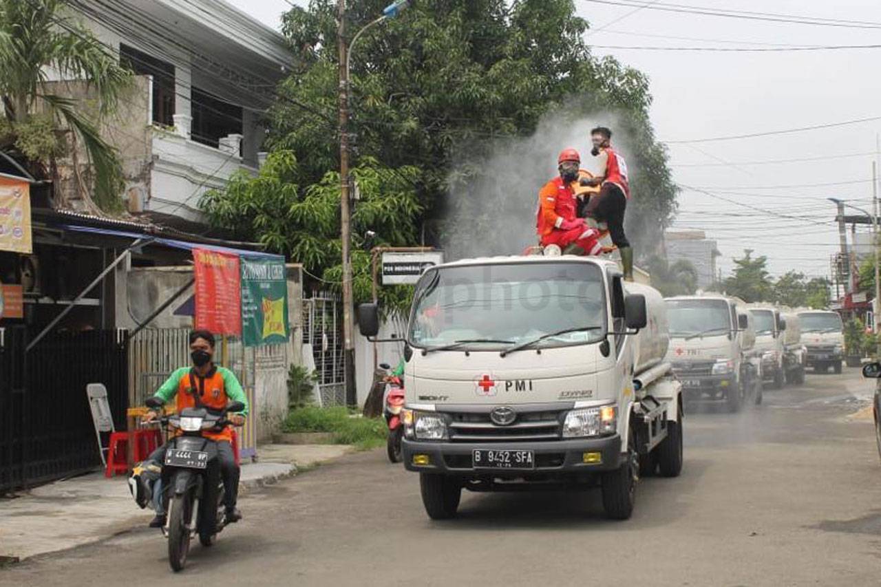 PMI Semprotkan Disinfektan...