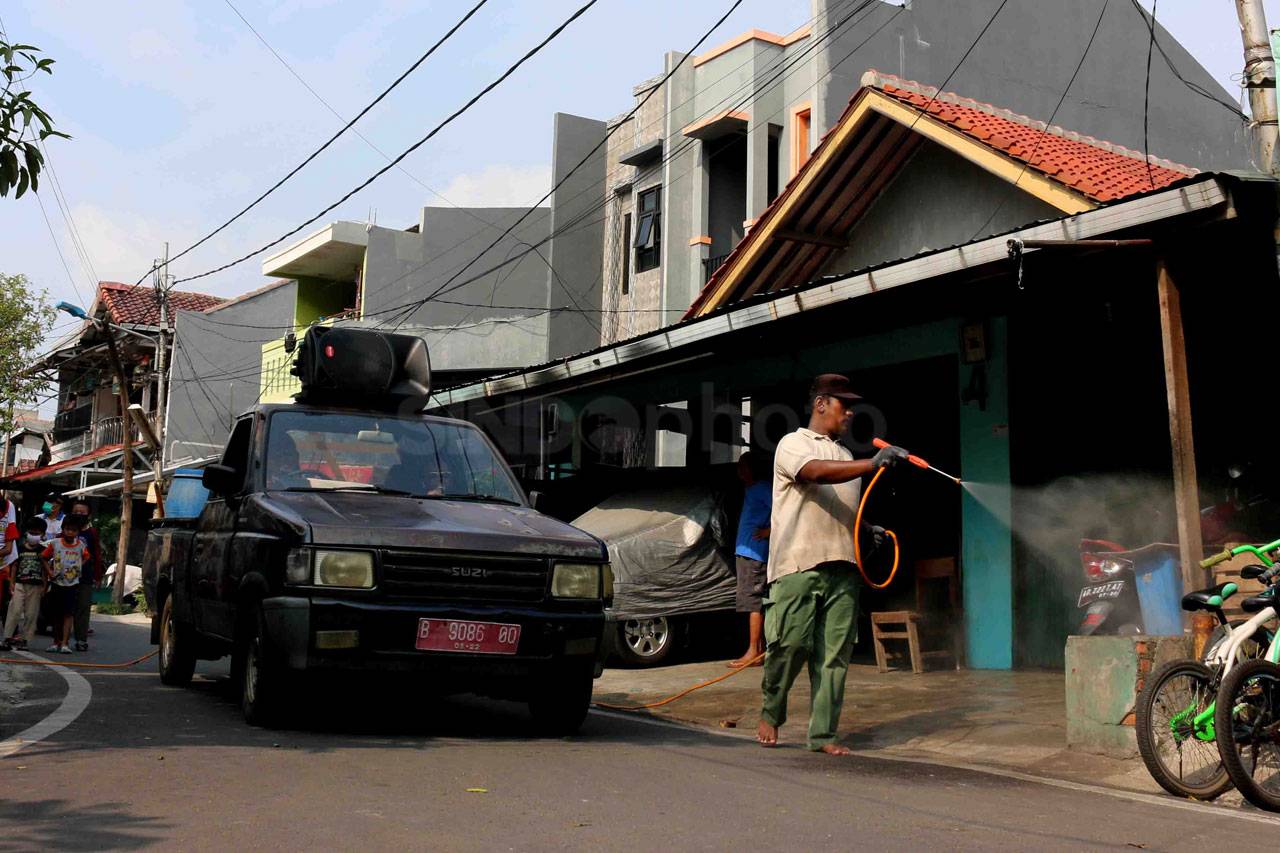 Warga Kemayoran Semprot...