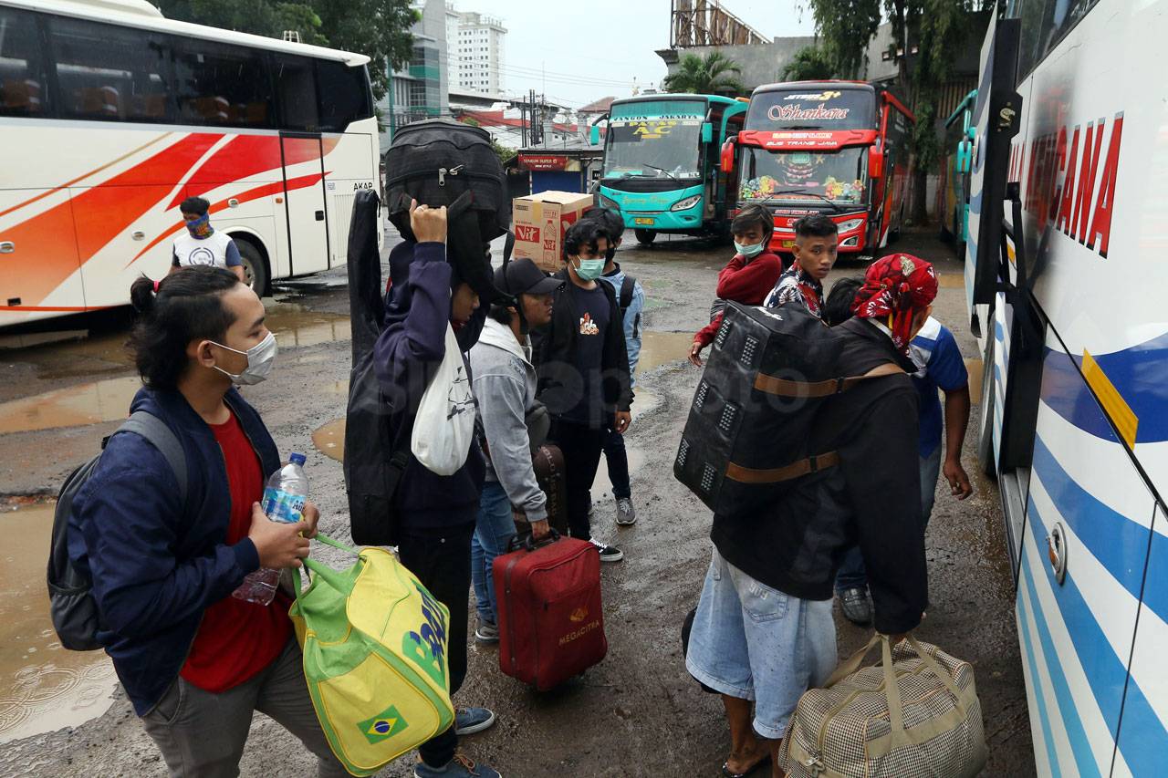 Di Tengah Merebaknya...