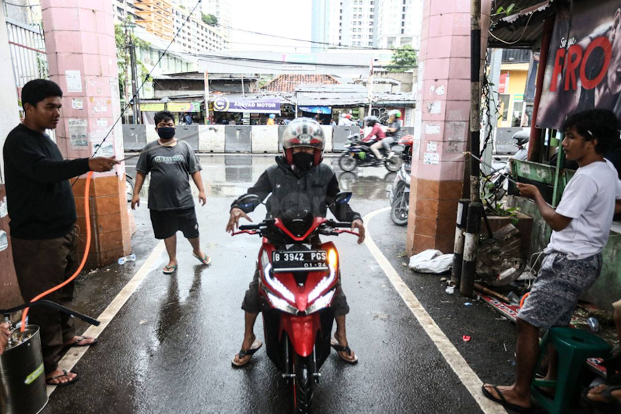 Warga Kebon Melati Lakukan...