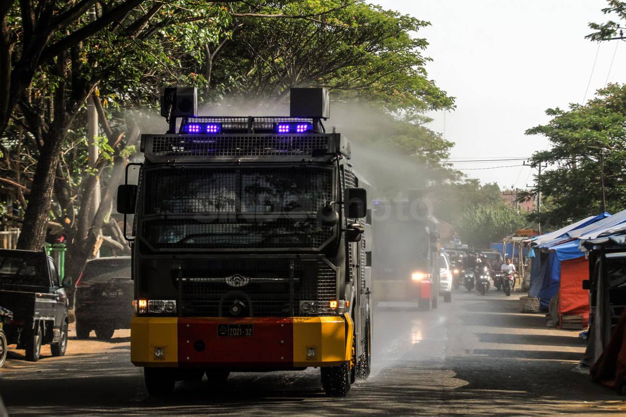 Polri Lakukan Penyemprotan...