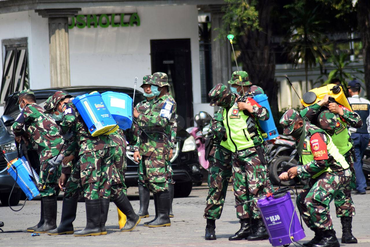 Polri-TNI Lakukan Penyemprotan...