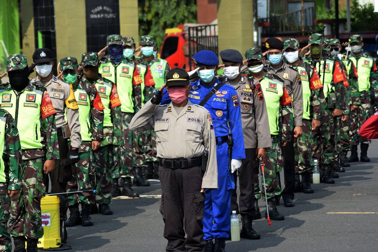 Polri-TNI Lakukan Penyemprotan...