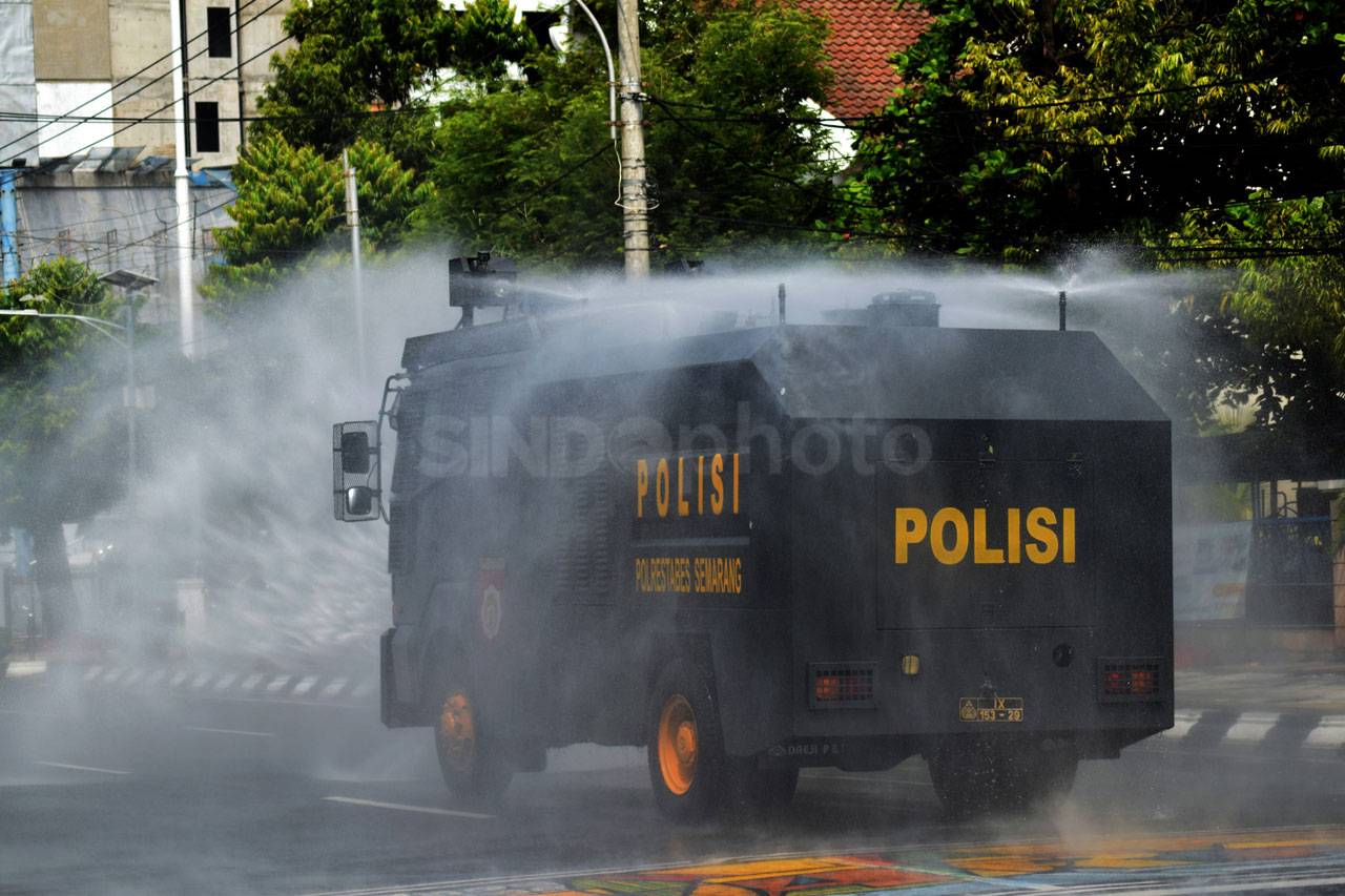 Polri-TNI Lakukan Penyemprotan...