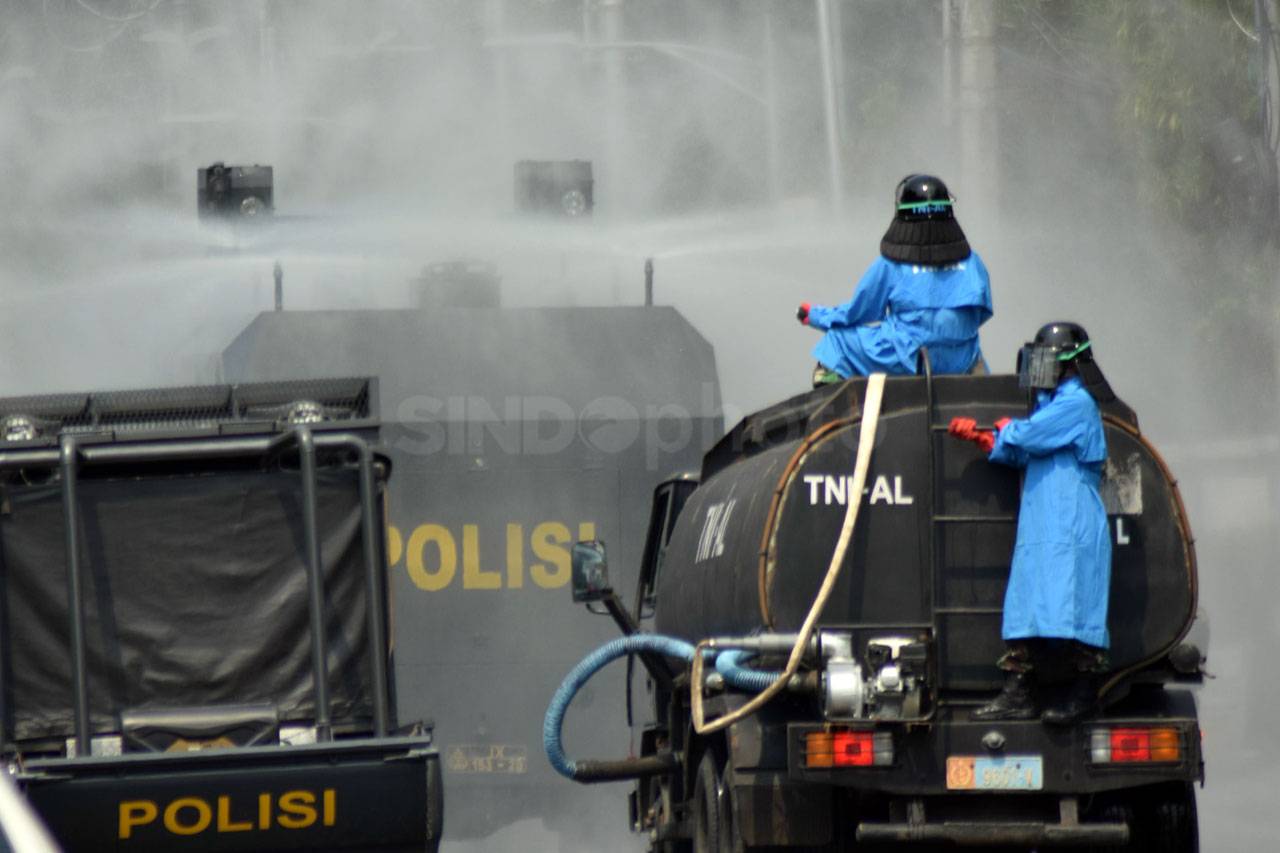 Polri-TNI Lakukan Penyemprotan...