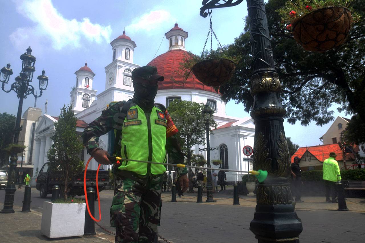 Polri-TNI Lakukan Penyemprotan...