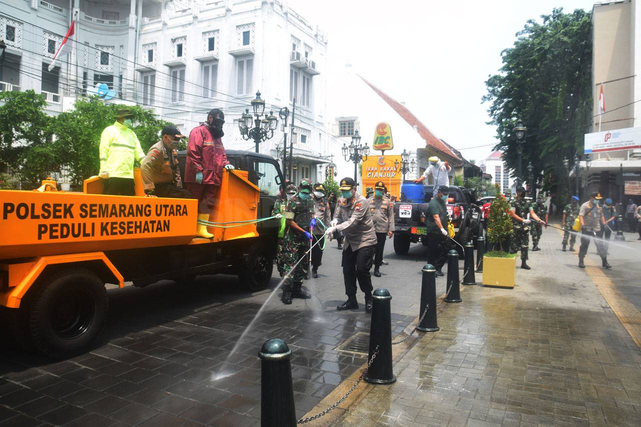 Polri-TNI Lakukan Penyemprotan...