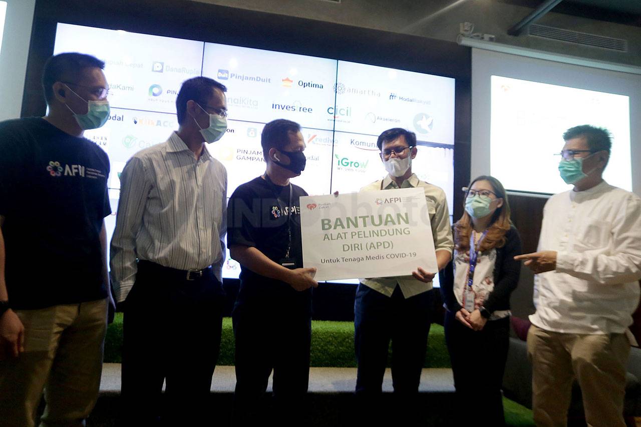 Ratusan Paket APD Diserahkan...
