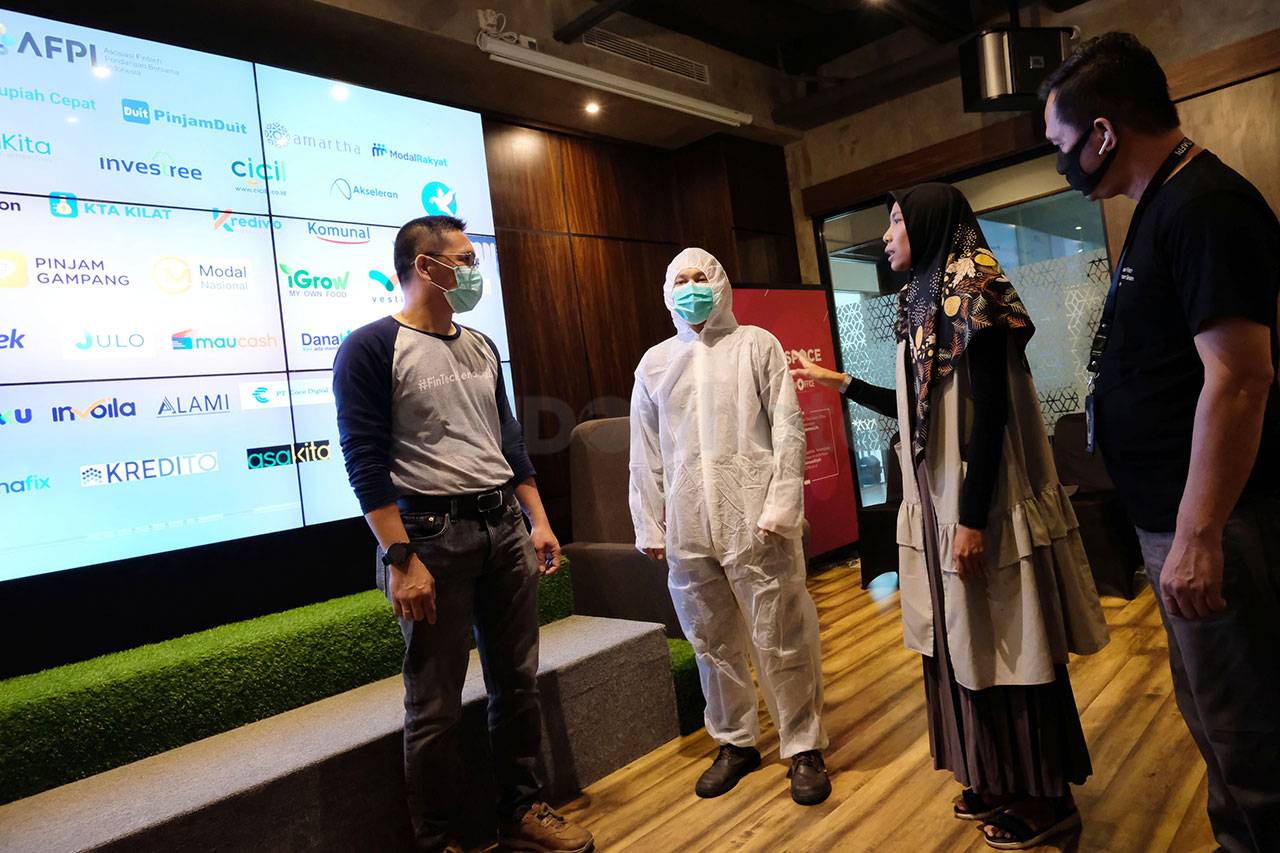 Ratusan Paket APD Diserahkan...