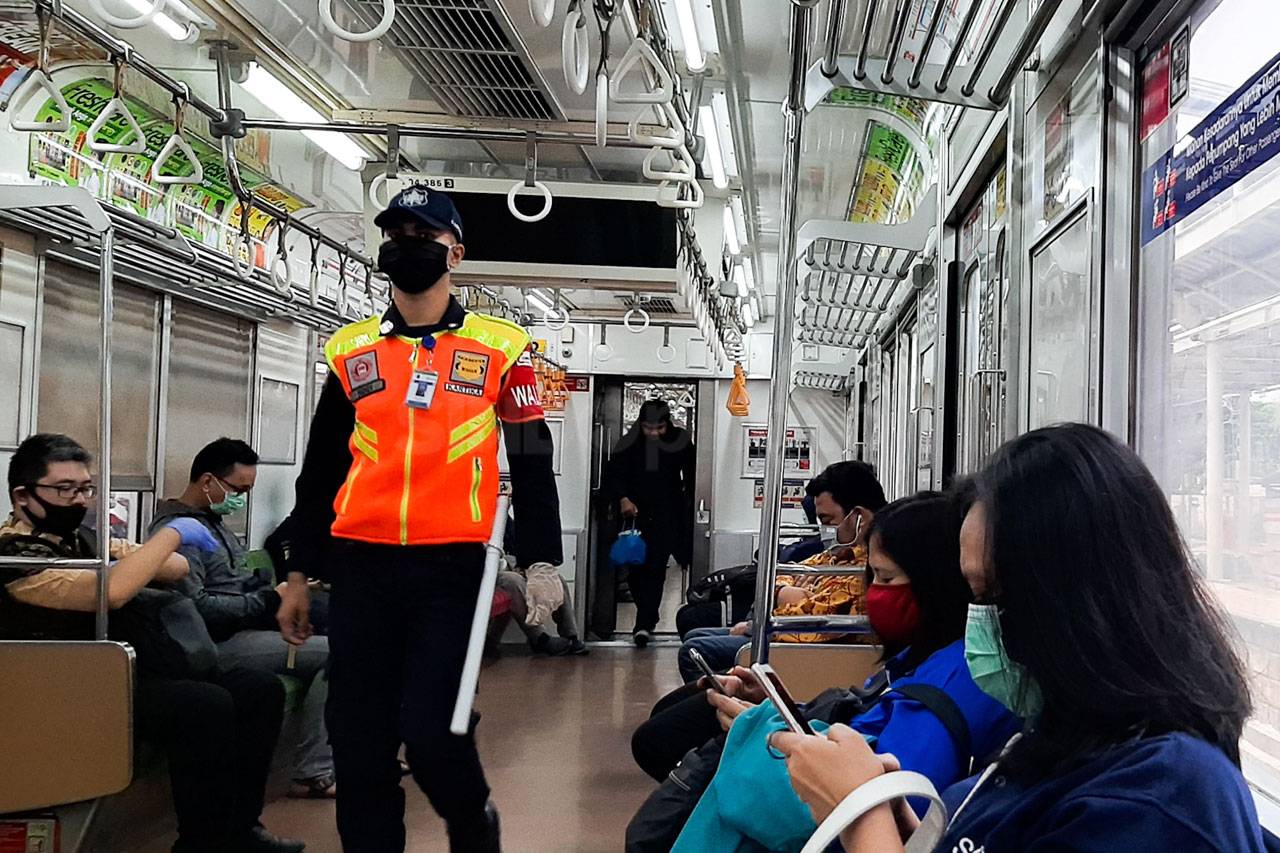 Penumpang KRL Kini Wajib...