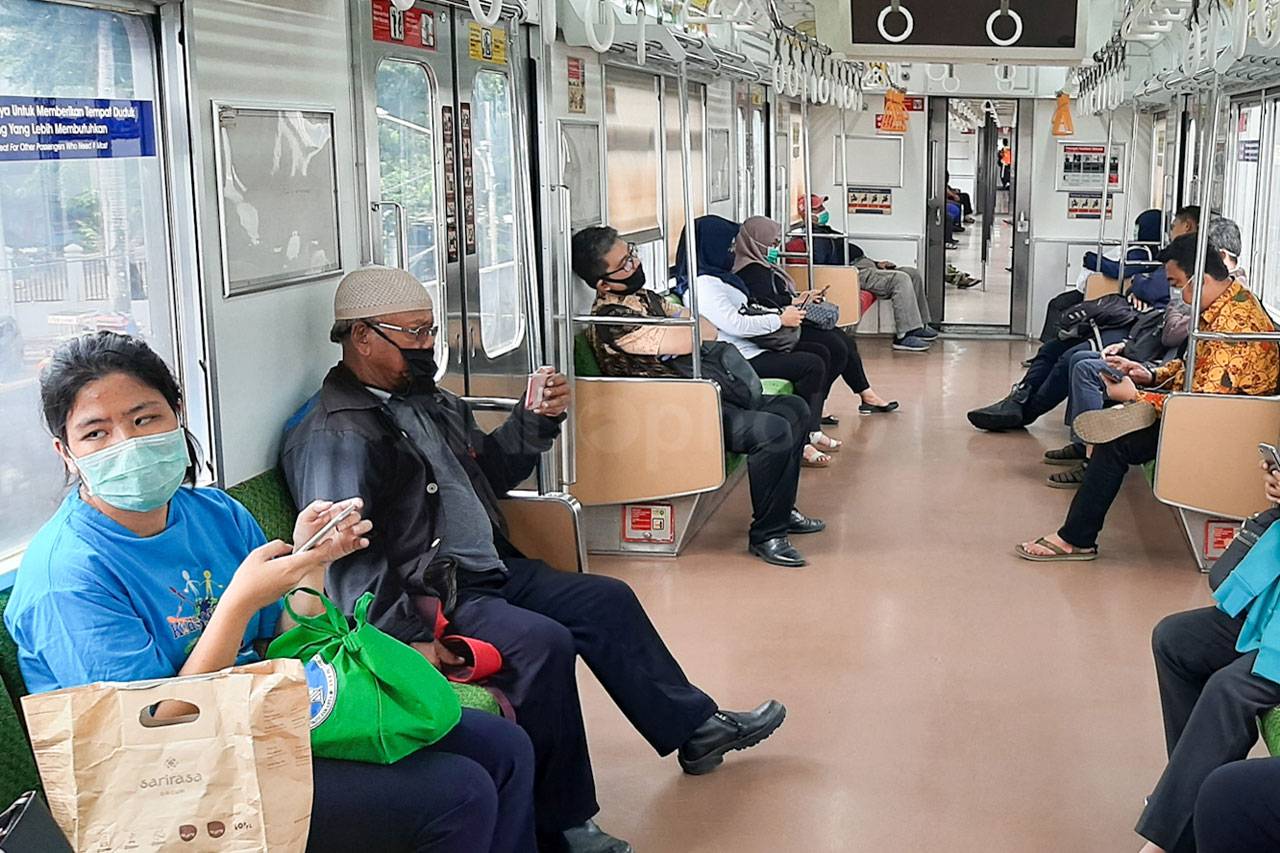 Penumpang KRL Kini Wajib...