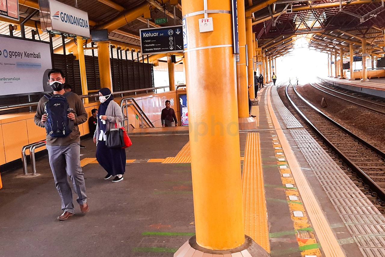 Penumpang KRL Kini Wajib...