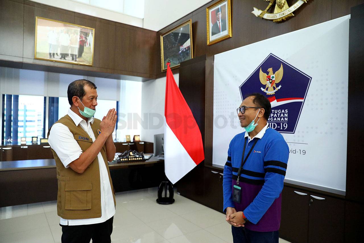 XL Axiata Serahkan Donasi...