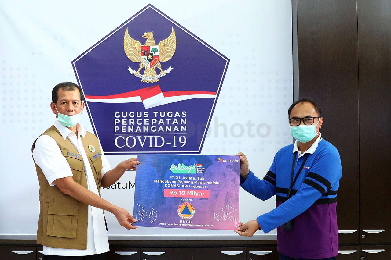 XL Axiata Serahkan Donasi...